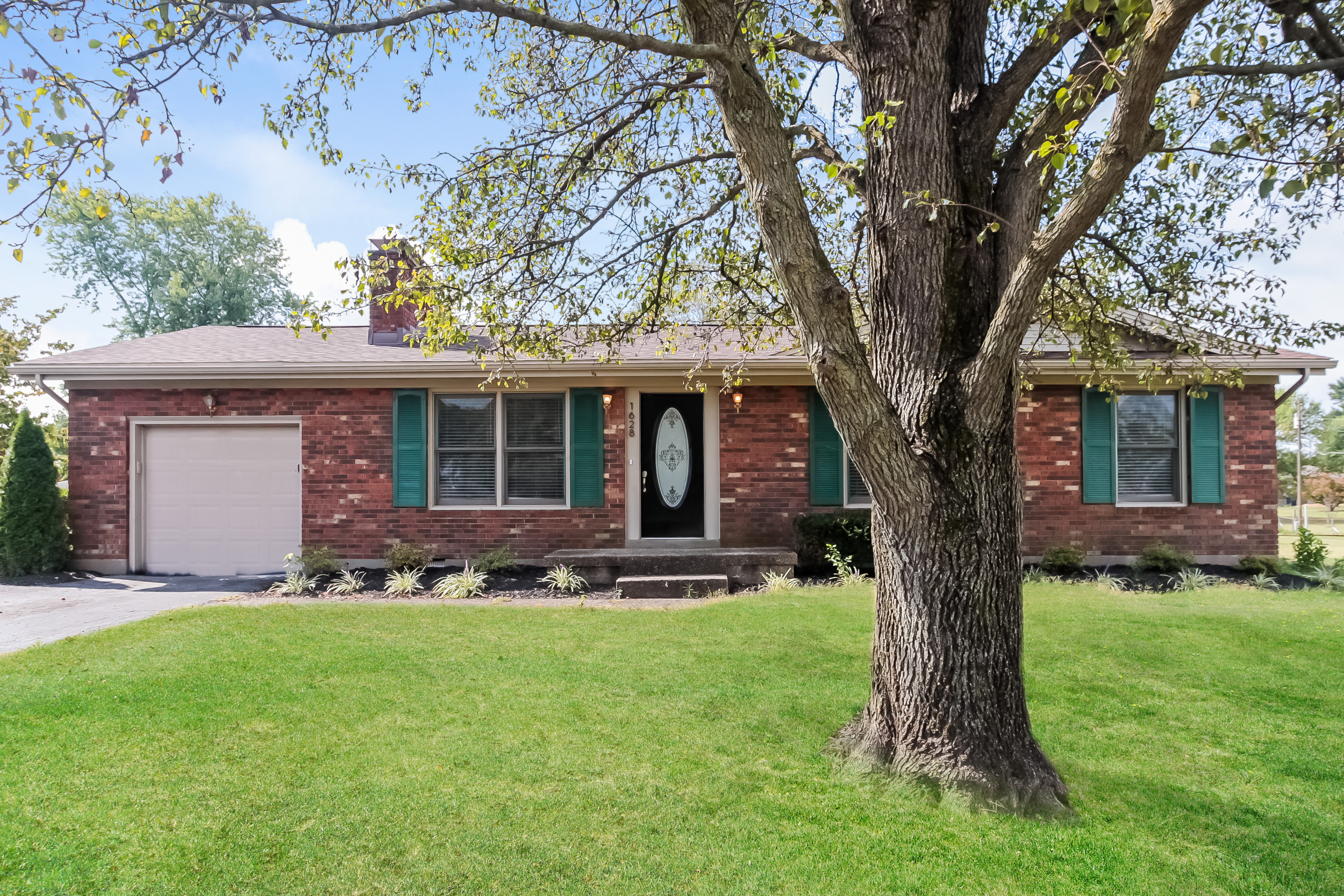 1628 Greenland Park Cir Shelbyville, KY 40065